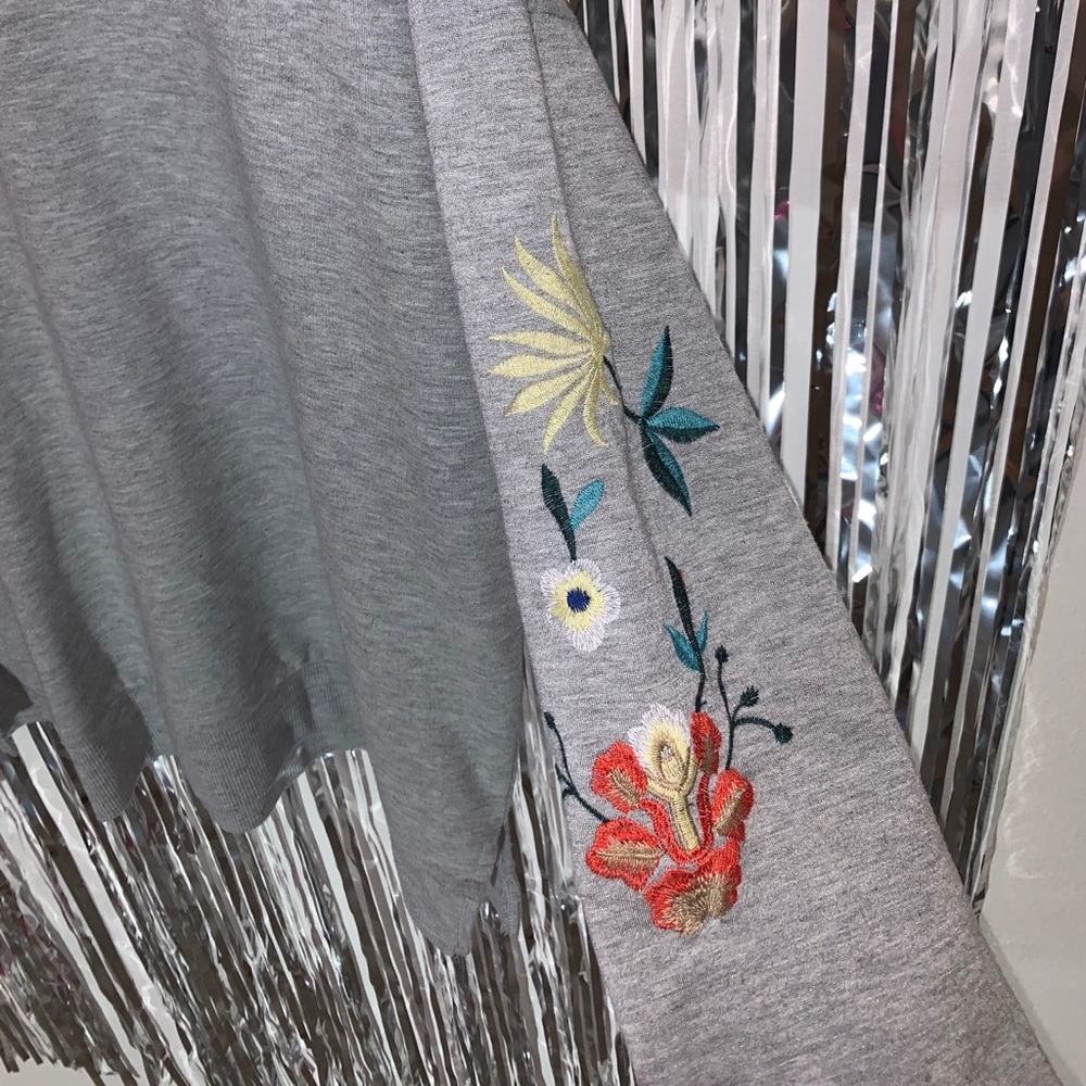 grey sweatshirt
